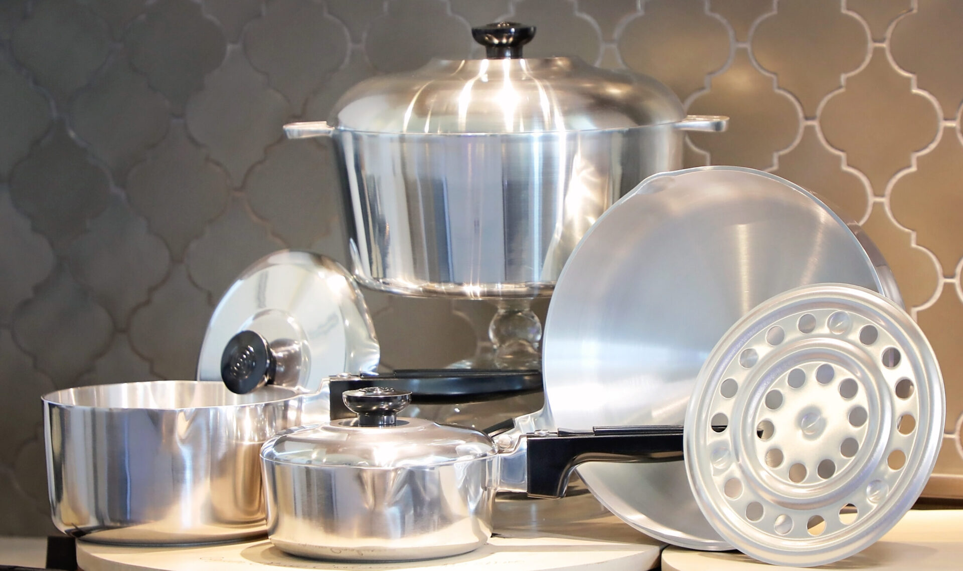 Traditional McWare aluminum Cajun cookware roasters and dutch ovens, an essential heirloom-quality pot for South Louisiana gumbos.